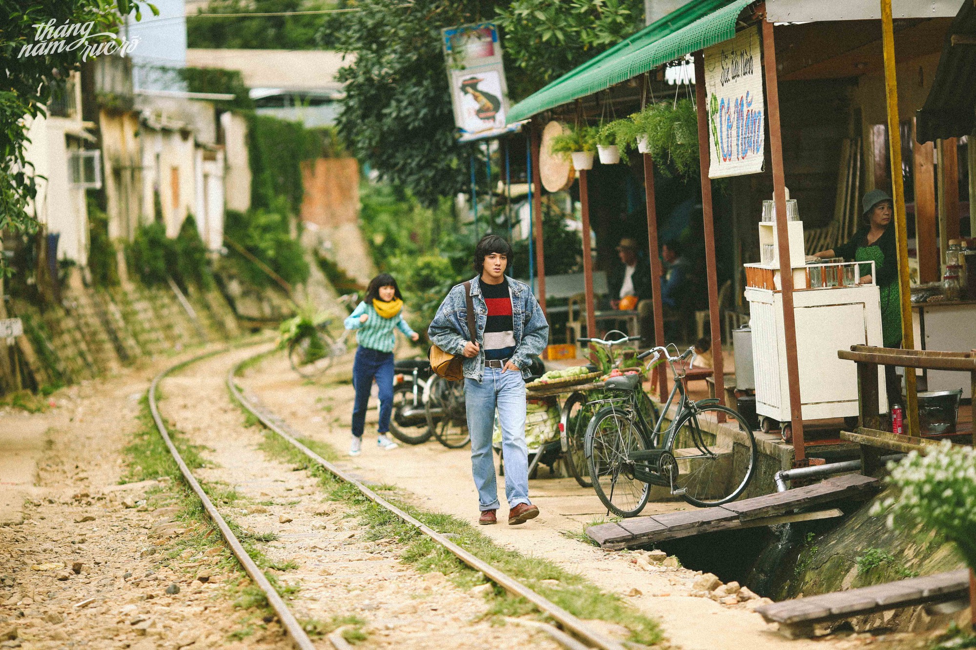 Tháng Năm Rực Rỡ: Tình đầu là tình dang dở, những cũng vì dang dở mà đẹp đẽ diệu kì - Ảnh 5. Tháng Năm Rực Rỡ: Tình đầu là tình dang dở, những cũng vì dang dở mà đẹp đẽ diệu kì - Ảnh 5.