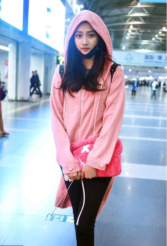 Hậu sự cố trở thành thảm hoạ thảm đỏ, bạn gái Luhan xinh đẹp như nữ thần Kpop tại sân bay - Ảnh 4.