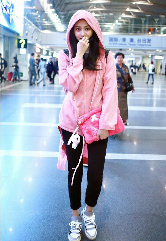 Hậu sự cố trở thành thảm hoạ thảm đỏ, bạn gái Luhan xinh đẹp như nữ thần Kpop tại sân bay - Ảnh 2.