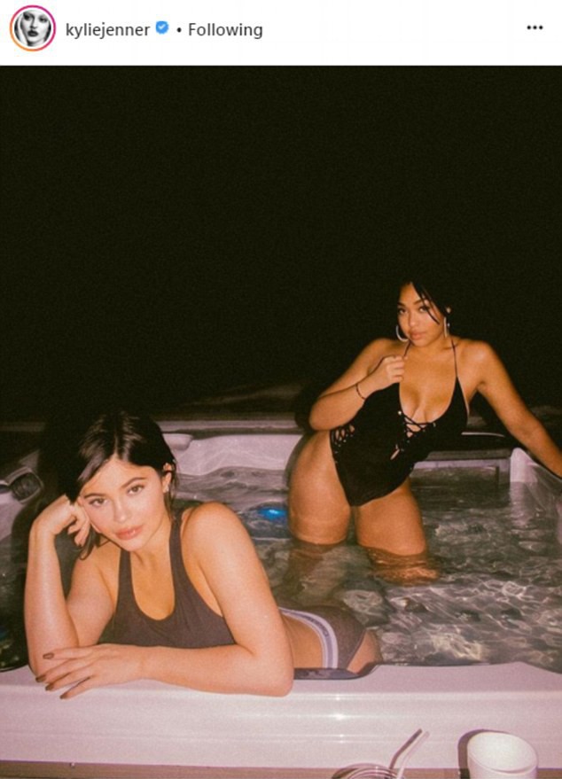Mặc bikini khoe đường cong, Kylie Jenner chứng minh cô là bà mẹ sexy nhất gia đình Kardashian - Ảnh 1.