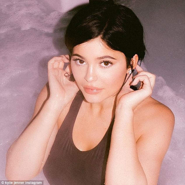 Mặc bikini khoe đường cong, Kylie Jenner chứng minh cô là bà mẹ sexy nhất gia đình Kardashian - Ảnh 2.