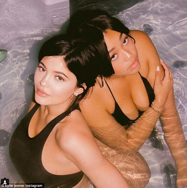Mặc bikini khoe đường cong, Kylie Jenner chứng minh cô là bà mẹ sexy nhất gia đình Kardashian - Ảnh 3.