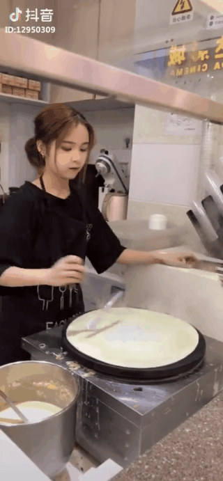 Sau 10s quay l&eacute;n, c&ocirc; bạn bị truy l&ugrave;ng v&igrave; b&aacute;n b&aacute;nh th&ocirc;i m&agrave; cũng qu&aacute; xinh! - Ảnh 2.