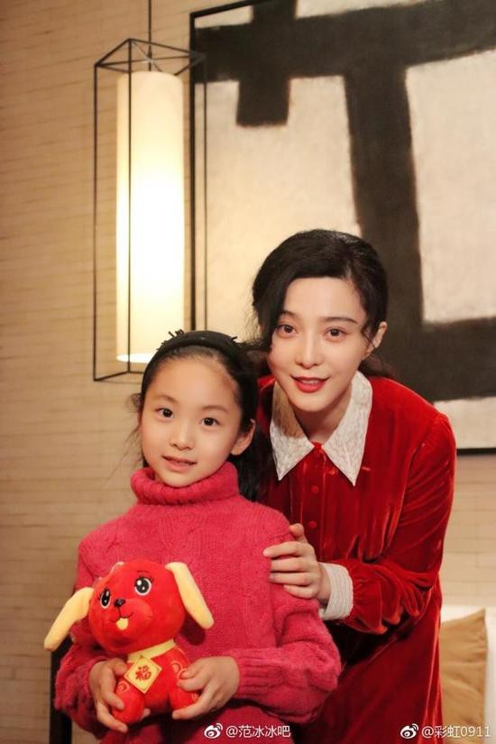 Thần th&aacute;i v&agrave; kh&iacute; chất kh&oacute; tin của em họ Phạm Băng Băng: Mới 10 tuổi th&ocirc;i nhưng cả showbiz cho&aacute;ng - Ảnh 1.