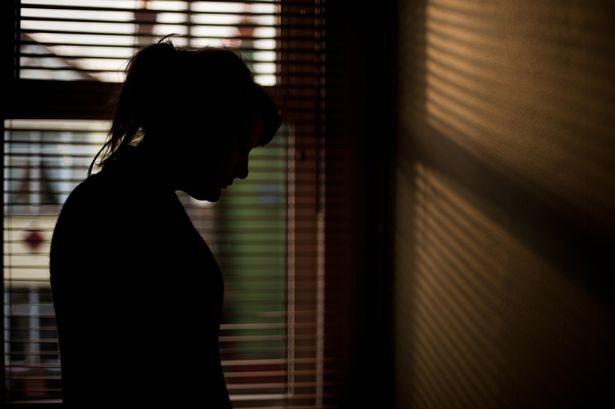 Lời khai rúng động trong vụ bê bối tình dục nước Anh: Bé gái mang thai khi 13 tuổi, từng bị 20 người đàn ông hãm hiếp - Ảnh 1.