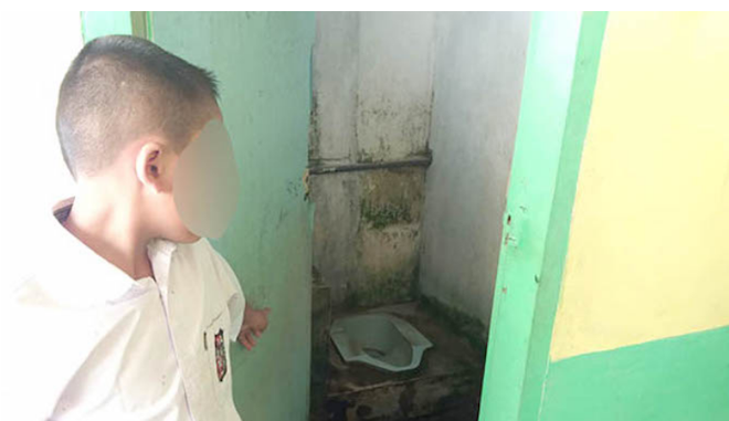 Giáo viên phạt học trò liếm nhà vệ sinh 12 lần khiến phụ huynh phẫn nộ - Ảnh 1.