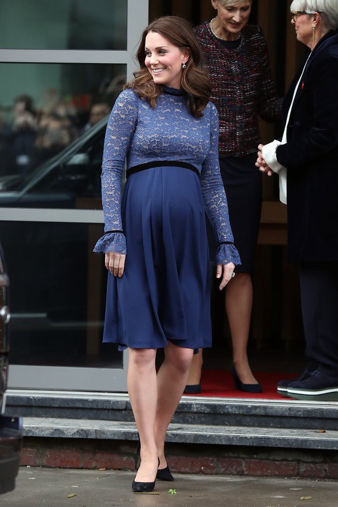 Để ý sẽ thấy, phong cách bầu bí lần 3 của Công nương Kate chỉ gói gọn bằng màu xanh cobalt - Ảnh 1.