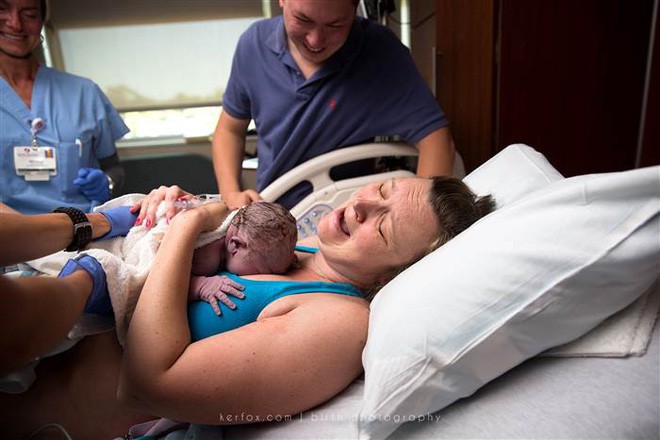 Con mới cất tiếng khóc chào đời, bà mẹ vừa nhìn thấy con đã hét lên kinh ngạc chỉ vì điều này - Ảnh 2.