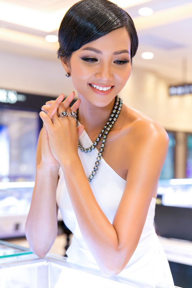 T&oacute;c m&aacute;i ch&eacute;o nữ t&iacute;nh l&agrave; thế, nhưng Hoa hậu HHen Ni&ecirc; lại vuốt gel nặng nề khiến nhan sắc giảm đi nhiều phần  - Ảnh 1.