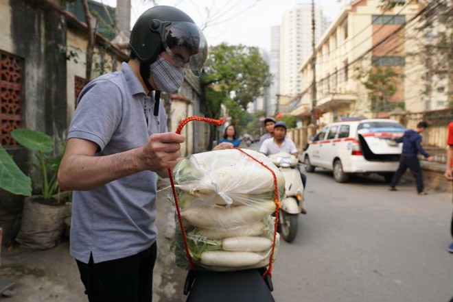 Hàng trăm người dân Hà Nội háo hức giải cứu củ cải trắng cho nông dân Tráng Việt - Ảnh 12.