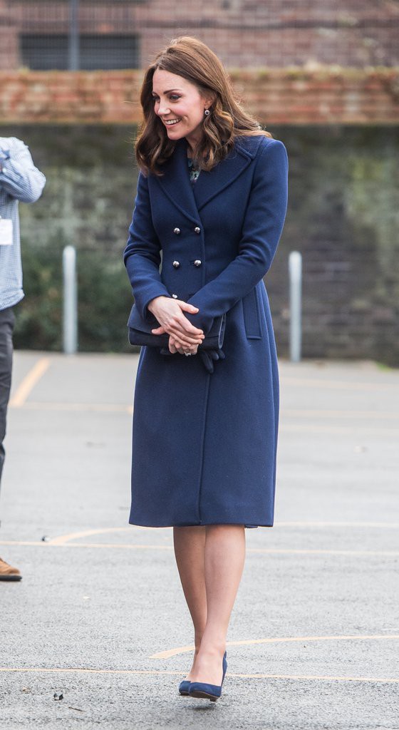 Để ý sẽ thấy, phong cách bầu bí lần 3 của Công nương Kate chỉ gói gọn bằng màu xanh cobalt - Ảnh 12.