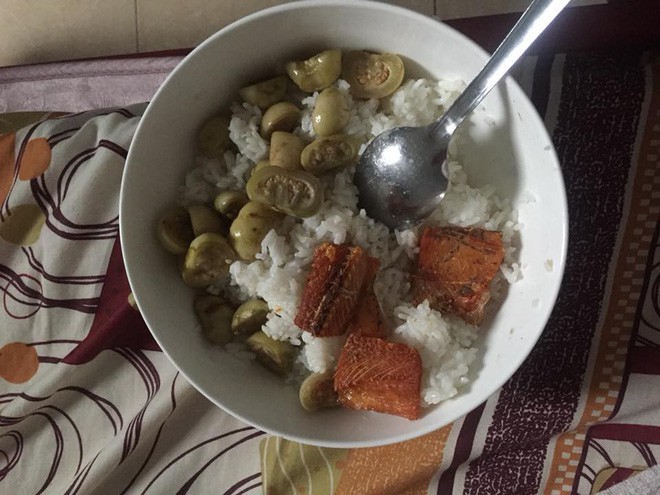 Ph&agrave;n n&agrave;n bữa cơm cữ mẹ chồng nấu vỏn vẹn v&agrave;i l&aacute;t thịt rim l&otilde;ng b&otilde;ng nước, n&agrave;ng d&acirc;u trẻ bị mắng tơi bời - Ảnh 3.