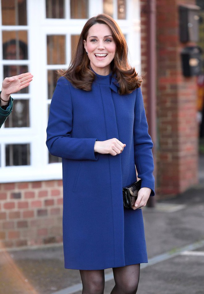 Để ý sẽ thấy, phong cách bầu bí lần 3 của Công nương Kate chỉ gói gọn bằng màu xanh cobalt - Ảnh 5.