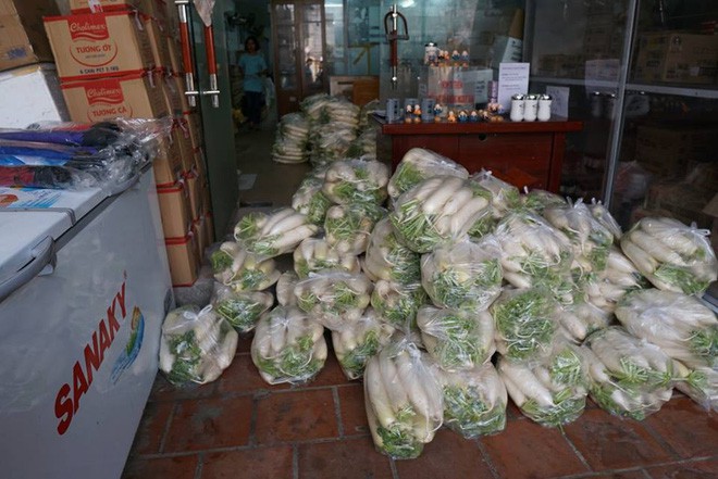 Hàng trăm người dân Hà Nội háo hức giải cứu củ cải trắng cho nông dân Tráng Việt - Ảnh 8.