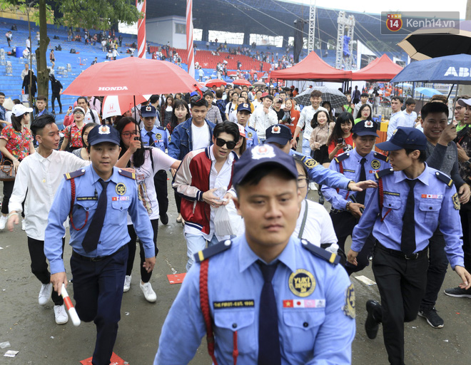 Trước khi sang Hồng Kông, Noo Phước Thịnh tất bật chạy 2 show liên tiếp trong ngày, được fan Hà thành săn đón hết cỡ - Ảnh 8.