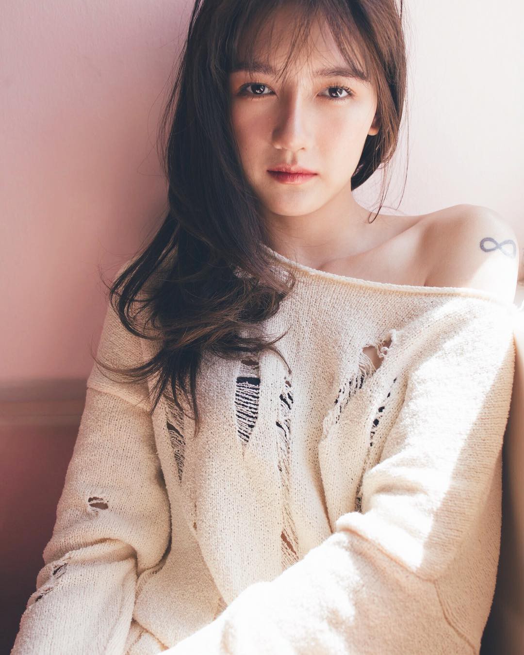 Hơn cả nhan sắc, vòng eo con kiến mới là thứ khiến dân tình trầm trồ về hot girl Thái Lan - Ảnh 2. Hơn cả nhan sắc, vòng eo con kiến mới là thứ khiến dân tình trầm trồ về hot girl Thái Lan - Ảnh 2.