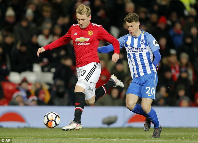 Mourinho bắt nạt Luke Shaw khiến phòng thay đồ Man Utd nổi sóng - Ảnh 2.