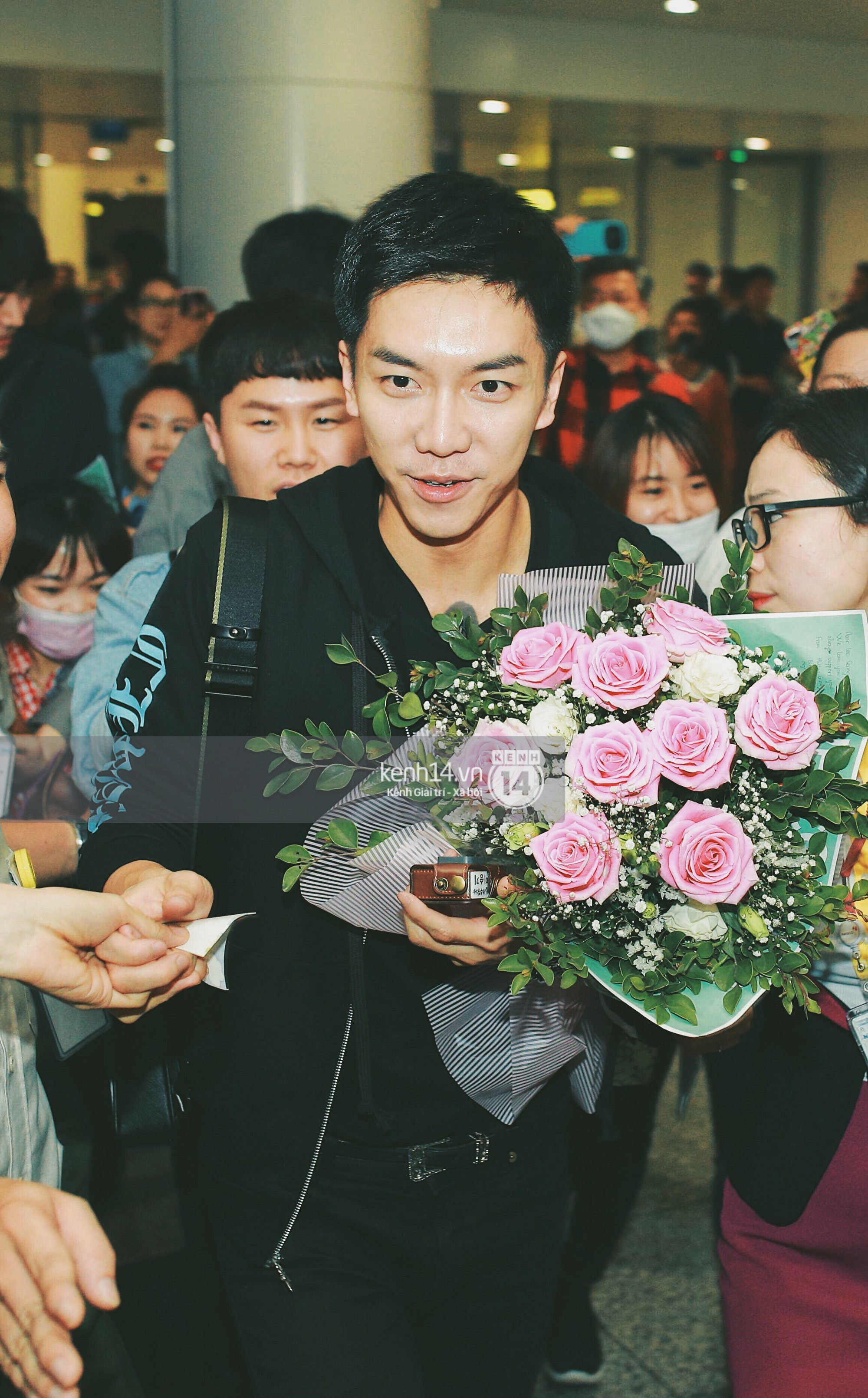 Ngộ Không Lee Seung Gi tươi rói nhận hoa, Yook Sung Jae điển trai giữa đám đông fan phấn khích tại sân bay Nội Bài - Ảnh 5.