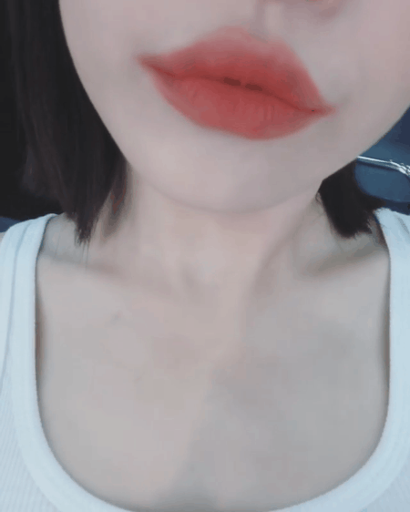 Chia sẻ bí kíp làm dày môi, Chi Pu khiến fan bấn loạn: người khen xinh hết lời, kẻ lại chê xấu như Joker - Ảnh 2. Chia sẻ bí kíp làm dày môi, Chi Pu khiến fan bấn loạn: người khen xinh hết lời, kẻ lại chê xấu như Joker - Ảnh 2.