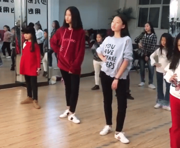 Clip: team đơ bay hết vào đây mà học tạo dáng với thần thái khi chụp ảnh! - Ảnh 2. Clip: team đơ bay hết vào đây mà học tạo dáng với thần thái khi chụp ảnh! - Ảnh 2.