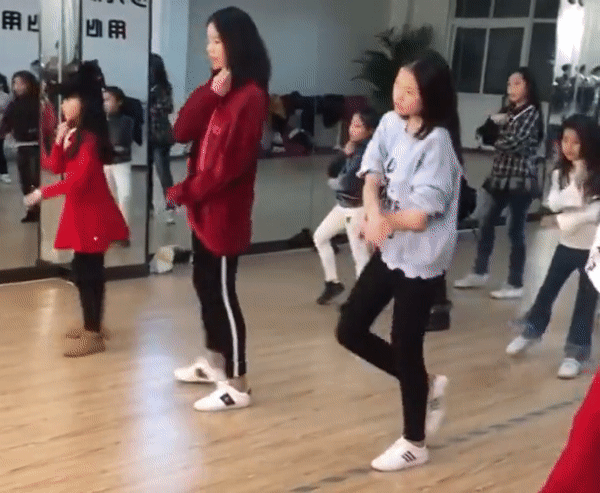 Clip: team đơ bay hết vào đây mà học tạo dáng với thần thái khi chụp ảnh! - Ảnh 3. Clip: team đơ bay hết vào đây mà học tạo dáng với thần thái khi chụp ảnh! - Ảnh 3.