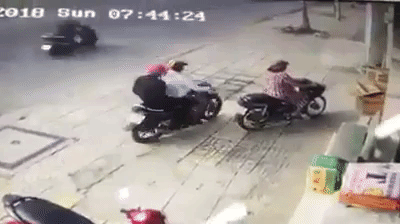 Clip: Người phụ nữ bị 2 thanh ni&ecirc;n &aacute;p s&aacute;t giật d&acirc;y chuyền, ng&atilde; bổ nh&agrave;o ra đường lại tiếp tục bị 2 đối tượng kh&aacute;c giật lần nữa - Ảnh 2.