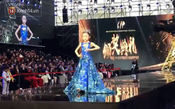 Thần th&aacute;i v&agrave; kh&iacute; chất kh&oacute; tin của em họ Phạm Băng Băng: Mới 10 tuổi th&ocirc;i nhưng cả showbiz cho&aacute;ng - Ảnh 11.