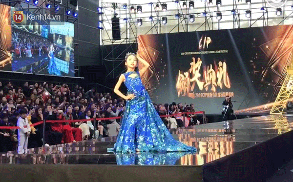Thần th&aacute;i v&agrave; kh&iacute; chất kh&oacute; tin của em họ Phạm Băng Băng: Mới 10 tuổi th&ocirc;i nhưng cả showbiz cho&aacute;ng - Ảnh 12.