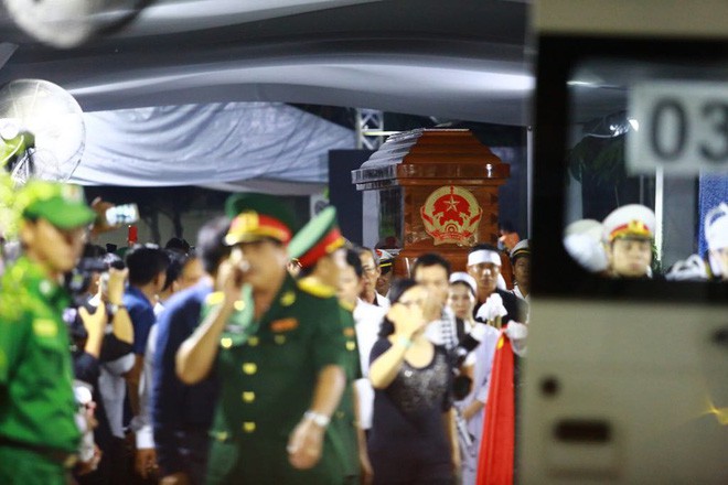 Hàng nghìn người dân đứng bên đường đưa tiễn linh cữu nguyên Thủ tướng Phan Văn Khải - Ảnh 3.