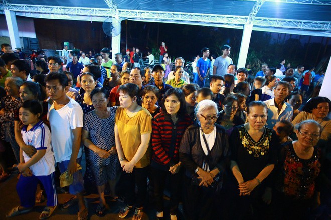 Hàng nghìn người dân đứng bên đường đưa tiễn linh cữu nguyên Thủ tướng Phan Văn Khải - Ảnh 4.