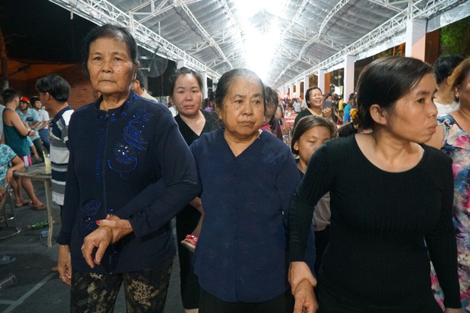 Hàng nghìn người dân đứng bên đường đưa tiễn linh cữu nguyên Thủ tướng Phan Văn Khải - Ảnh 7.