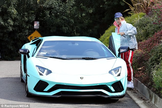 Lái siêu xe 10 tỷ, Justin Bieber vẫn kém sang vì quần tụt lộ mông và nhan sắc già nua - Ảnh 3.