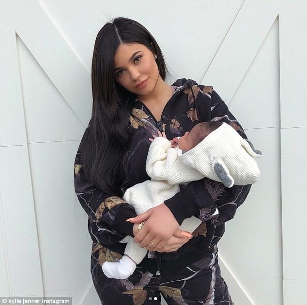 Kylie Jenner lần đầu khoe body đẫy đà và con gái mới sinh sau khi làm mẹ - Ảnh 4.
