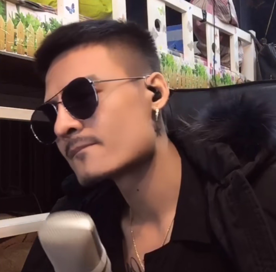 5 lý do khiến bạn phải tìm hiểu: Hoa Vinh là ai? Sao lại hot đến thế?