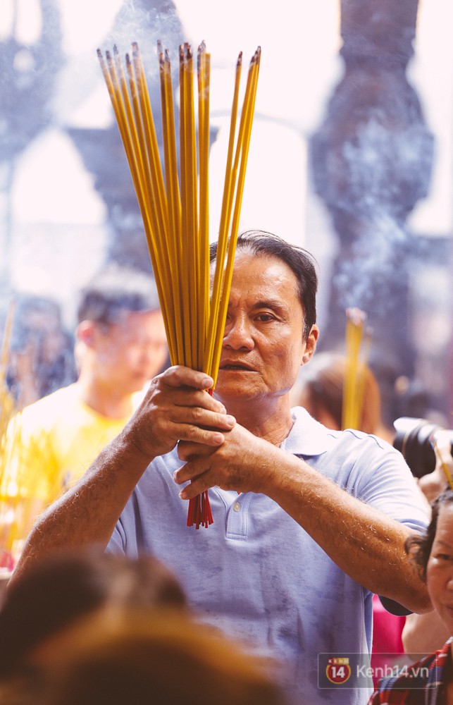 Hàng trăm người đổ xô đi chùa Bà ở Sài Gòn ngày rằm tháng Giêng, nhân viên liên tục gom nhang vì quá tải - Ảnh 12.