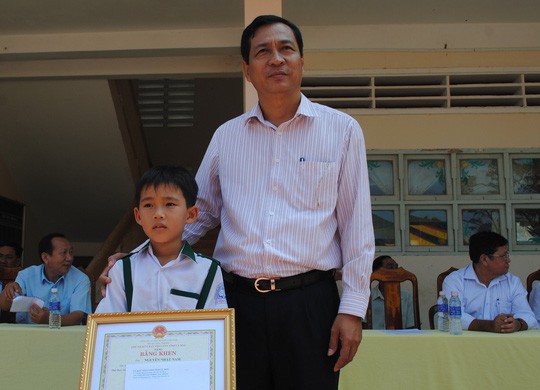 Người n&ocirc;ng d&acirc;n trả lại 5 chỉ v&agrave;ng nhặt được của h&agrave;ng x&oacute;m - Ảnh 2.