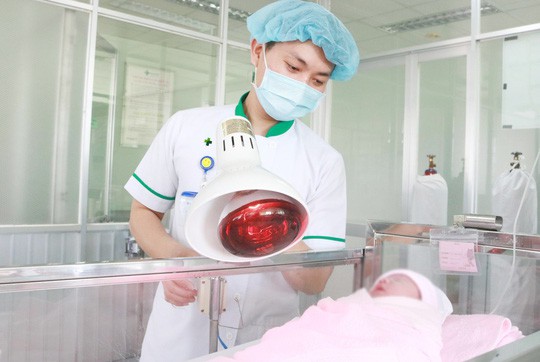 Kh&ocirc;ng nhớ r&otilde; tuổi thai, sản phụ đẻ rơi tại nh&agrave; - Ảnh 2.