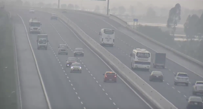 Góc hồn nhiên: Chiếc ô tô một mình đi ngược chiều trên đường cao tốc 5B Hà Nội - Hải Phòng - Ảnh 2.