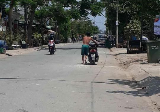 Long An: Người đàn ông bất ngờ bỏ lại đồ đạc trên cầu rồi nhảy xuống sông, sau đó bơi vào bờ dắt xe đi về - Ảnh 3.