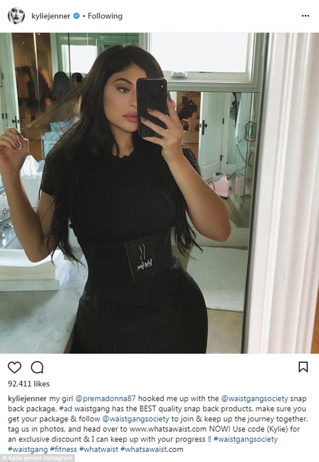 Hóa ra đây là bí quyết siết chặt eo để có body đồng hồ cát sau khi sinh của Kylie và chị em Kardashian - Ảnh 1.