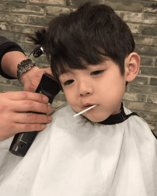 Mơ màng ngậm kẹo trong lúc cắt tóc, cậu nhóc Hàn Quốc đốn tim cả triệu người vì quá đẹp trai - Ảnh 2.