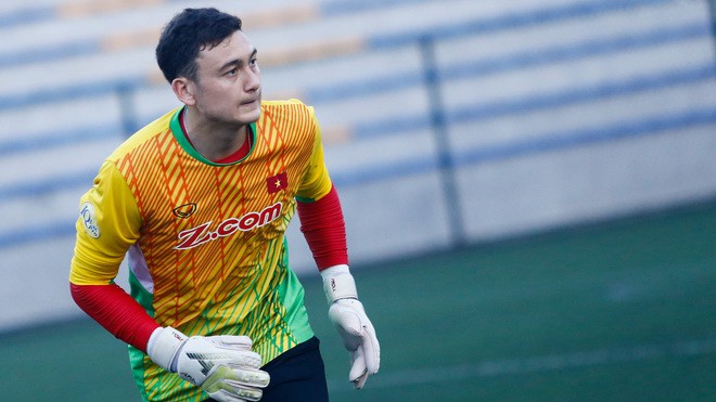 Thủ th&agrave;nh L&acirc;m T&acirc;y v&agrave; cuộc đua th&uacute; vị với B&ugrave;i Tiến Dũng trong khung gỗ tuyển Việt Nam - Ảnh 2.