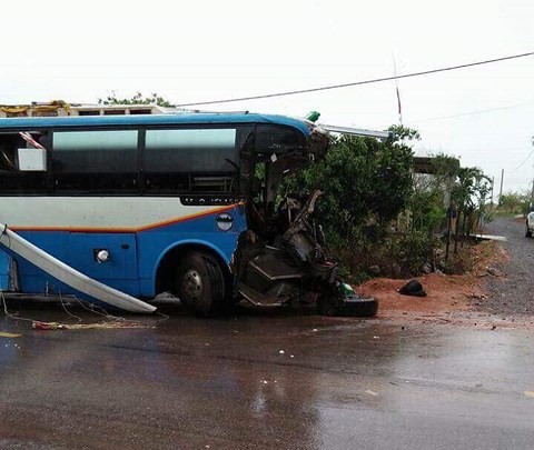 Quảng Bình: Xe khách biển Lào đâm xe tải, 3 người tử vong, nhiều người bị thương - Ảnh 1.