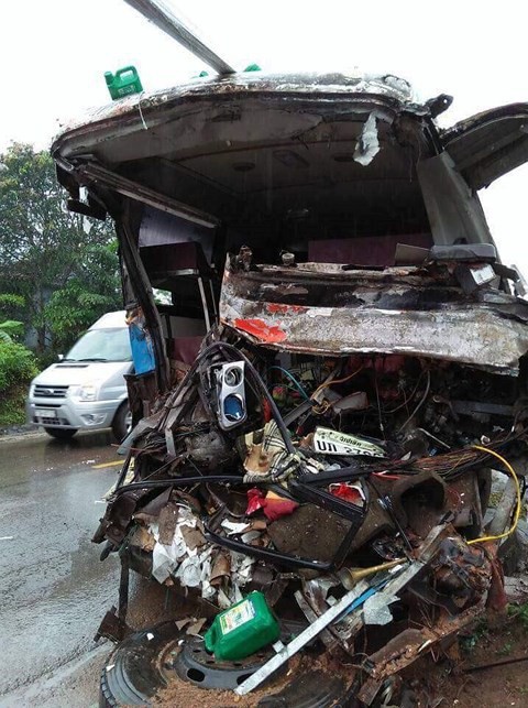 Quảng Bình: Xe khách biển Lào đâm xe tải, 3 người tử vong, nhiều người bị thương - Ảnh 2.
