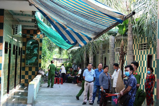 Đ&ocirc;i nam nữ chết tr&ecirc;n vũng m&aacute;u trong nh&agrave; trọ - Ảnh 1.