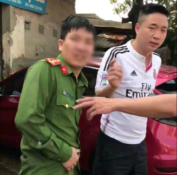 Đang giải quyết va chạm giao th&ocirc;ng, một chiến sỹ c&ocirc;ng an bị xe tải đ&acirc;m - Ảnh 1.