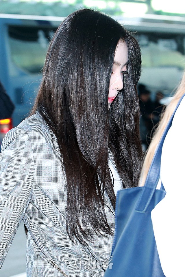 Màn đụng độ hiếm hoi giữa 2 nữ thần Sulli và Irene, Red Velvet đồng loạt lộ chân thô và mụn lấm tấm - Ảnh 11.