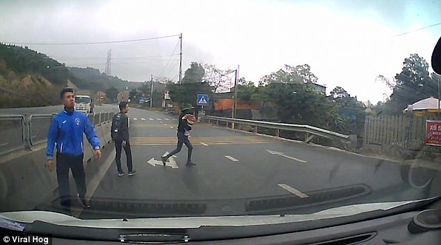 Đoạn video em bé Việt Nam tập bò giữa lòng đường khiến tài xế hoảng sợ xuất hiện trên báo nước ngoài - Ảnh 3.