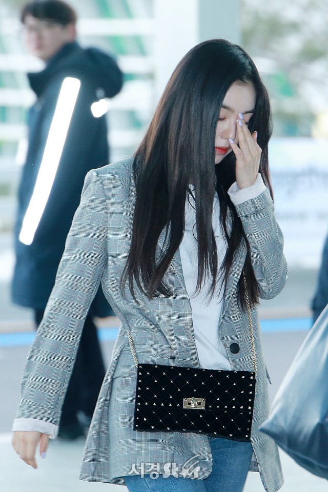 Màn đụng độ hiếm hoi giữa 2 nữ thần Sulli và Irene, Red Velvet đồng loạt lộ chân thô và mụn lấm tấm - Ảnh 9.