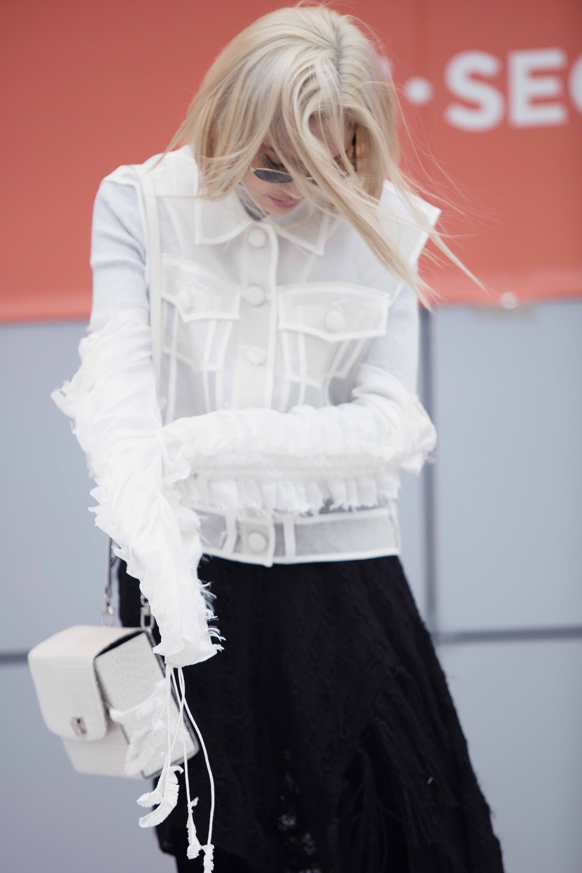 Lúc ma mị khi thì dễ thương, Fung La như một nhân vật bước ra từ truyện tranh tại Seoul Fashion Week - Ảnh 7. Lúc ma mị khi thì dễ thương, Fung La như một nhân vật bước ra từ truyện tranh tại Seoul Fashion Week - Ảnh 7.